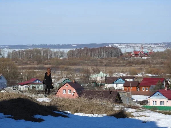 昼間、ロシア都市のスカイラインを見て旅行のブルネットの少女. — ストック写真