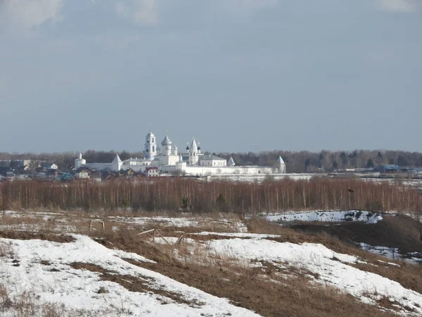 Александрова гора в Переславле, крест и сказочный вид на озеро во льду зимой, голубое небо облаков . — стоковое фото