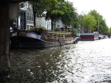 Amsterdam Hollanda kanalda Amstel Nehri eski Avrupa şehri yaz manzara evleri.