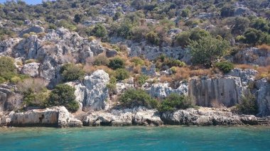 Eski Likya kenti antik Simena 'nın Kekova Dolichiste adasında bulunan batık kalıntılar, Bizans dönemine kadar yeniden inşa edilmiş ve var olan bir deprem ile yıkıldı. Antalya, Türkiye.