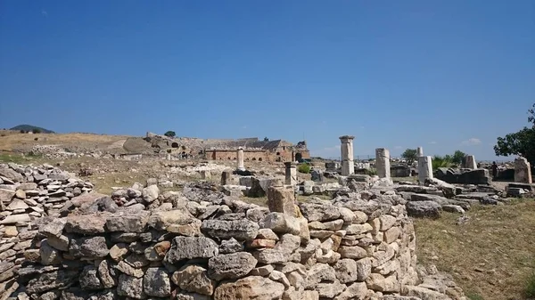 Vista soleggiata di antiche rovine dell'antica Hierapolis vicino a Pamukkale, provincia di Denizli, Turchia . — Foto Stock