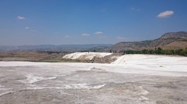 Türkiye 'de büyüleyici Pamukkale havuzları, kaplıcalar ve Travertenler, su ile geride kalan Karbonat mineralleri terasları içerir. UNESCO Dünya mirası sitesi.