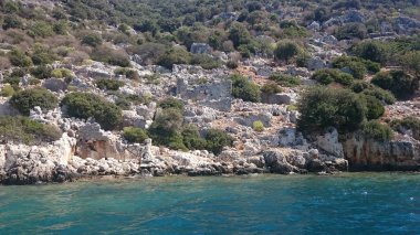 Eski Likya kenti antik Simena 'nın Kekova Dolichiste adasında bulunan batık kalıntılar, Bizans dönemine kadar yeniden inşa edilmiş ve var olan bir deprem ile yıkıldı. Antalya, Türkiye.