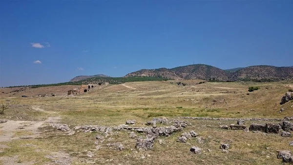 Rovine e rovine dell'antica città, Hierapolis vicino a Pamukkale, Turchia . — Foto Stock