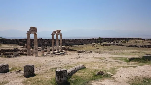 Pamukkale, Denizli iline yakın antik Hierapolis eski kalıntıları güneşli görünümü, Türkiye. — Stok fotoğraf