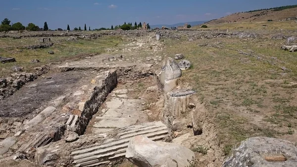 Pamukkale, Denizli iline yakın antik Hierapolis eski kalıntıları güneşli görünümü, Türkiye. — Stok fotoğraf