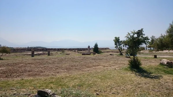 Kalıntıları ve Pamukkale, Türkiye yakın Hierapolis antik kentin kalıntıları. — Stok fotoğraf