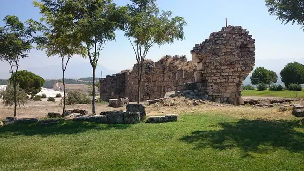 Руины и руины древнего города, Иераполис недалеко от Памуккале, Турция . — стоковое фото