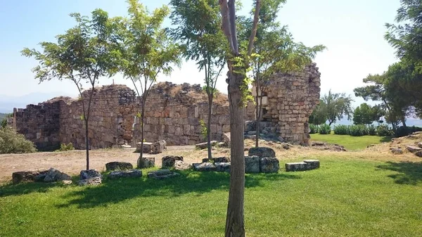 Ruínas e ruínas da antiga cidade de Hierápolis, perto de Pamukkale, Turquia . — Fotografia de Stock