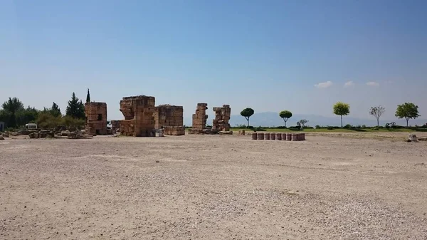 Rozvaliny a ruiny antického města Hierapolis u Pamukkale, Turecko. — Stock fotografie