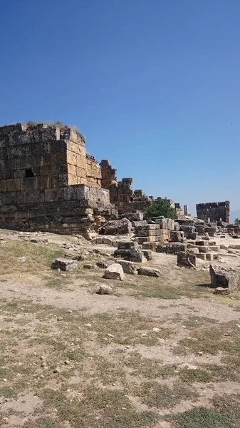 Ruinas y ruinas de la antigua ciudad, Hierápolis cerca de Pamukkale, Turquía . — Foto de Stock