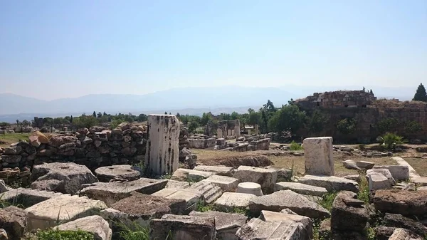 Hierápolis cidade antiga Pamukkale Turquia. Hierápolis é uma das mais famosas cidades antigas da Turquia . — Fotografia de Stock