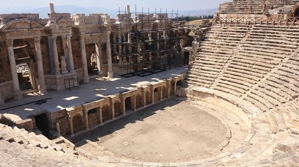 Panorama of the ancient Greco-Roman city. The old amphitheatre of Hierapolis in Pamukkale, Turkey. Destroyed ancient city in Europe. Popular tourist destination in Turkey. — Stock Photo, Image