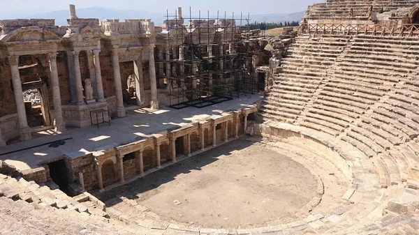 Panorama der antiken griechisch-römischen Stadt. das alte Amphitheater von Hierapolis in Pamukkale, Türkei. zerstörte antike Stadt in Europa. Beliebtes Reiseziel in der Türkei. — Stockfoto