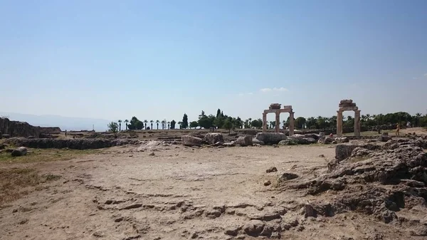 Ruinen und Ruinen der antiken Stadt, Hierapolis bei Pamukkale, Türkei. — Stockfoto