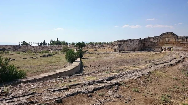 Ερείπια και τα ερείπια της αρχαίας πόλης, Ιεράπολη κοντά σε Παμούκαλε, Τουρκία. — Φωτογραφία Αρχείου