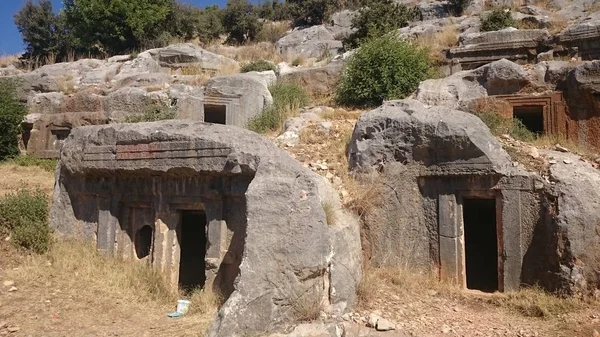 Demre 'de kayaların eski mezarları ve mezarlar, Türkiye. — Stok fotoğraf