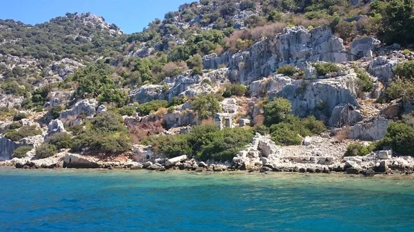 The sunken ruins on the island of Kekova Dolichiste of the ancient Lycian city of ancient Simena, was destroyed by an earthquake, rebuilt and existed until the Byzantine era. Antalya, Turkey. — Stock Photo, Image