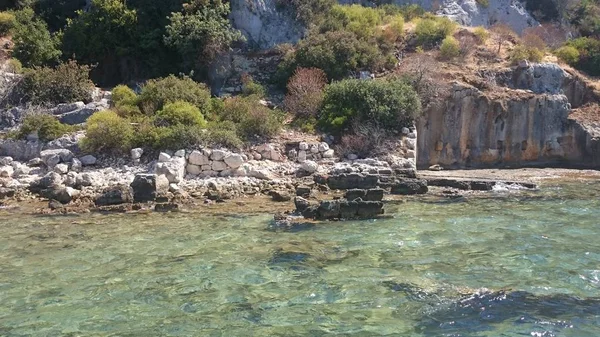 Eski Likya kenti antik Simena 'nın Kekova Dolichiste adasında bulunan batık kalıntılar, Bizans dönemine kadar yeniden inşa edilmiş ve var olan bir deprem ile yıkıldı. Antalya, Türkiye. — Stok fotoğraf