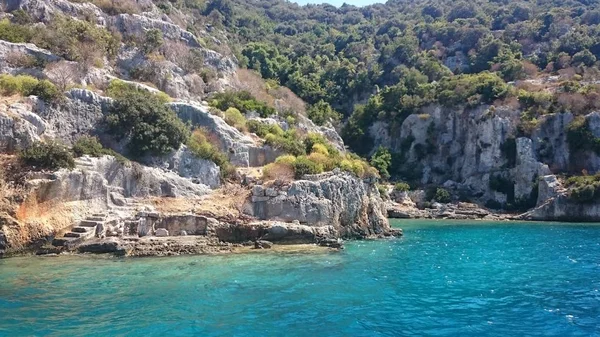 As ruínas afundadas na ilha de Kekova Dolichiste da antiga cidade lícia da antiga Simena, foram destruídas por um terremoto, reconstruídas e existiram até a era bizantina. Antalya, Turquia . — Fotografia de Stock