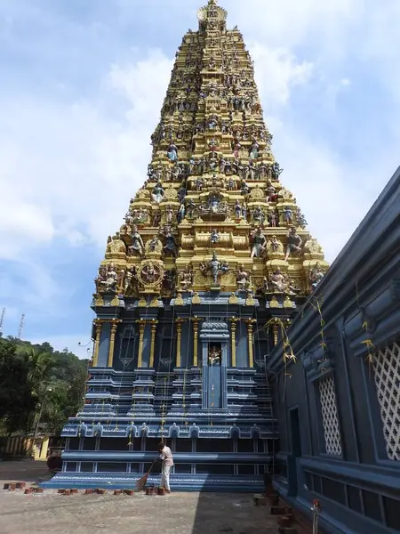 Hinduistický chrám Muthumariammán Thevasthanam a jeho podrobnosti na ostrově Srí Lanka. — Stock fotografie
