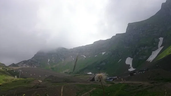 Les sommets de la haute pente de la pyramide noire, avec un téléphérique en face de laquelle se trouve la vallée. Ciel bleu dans les montagnes un jour d'été. Krasnaya Polyana, Sotchi, Russie . — Photo