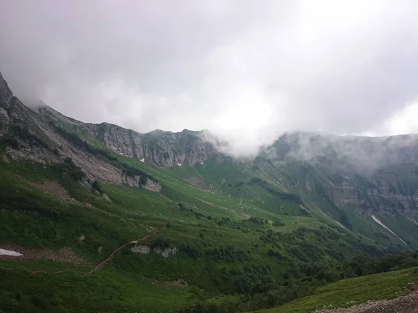 Piste de montagne avec téléphériques et pistes de ski par une journée nuageuse d'été, brouillard, nuages. Pyramide noire, Krasnaya Polyana, Sotchi, Caucase, Russie . — Photo