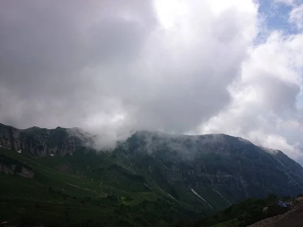 Les sommets de la haute pente de la pyramide noire, avec un téléphérique en face de laquelle se trouve la vallée. Ciel bleu dans les montagnes un jour d'été. Krasnaya Polyana, Sotchi, Russie . — Photo