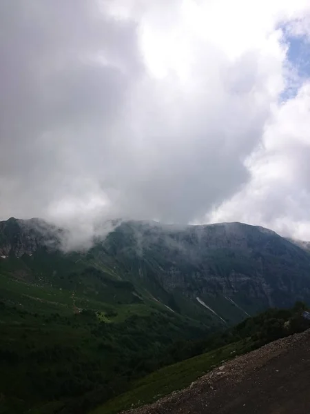 Piste de montagne avec téléphériques et pistes de ski par une journée nuageuse d'été, brouillard, nuages. Pyramide noire, Krasnaya Polyana, Sotchi, Caucase, Russie . — Photo