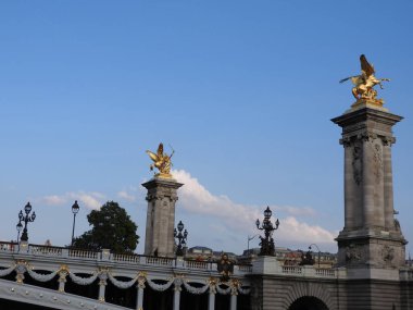 Paris, Fransa 'da Seine üzerinde Alexander III Köprüsü.