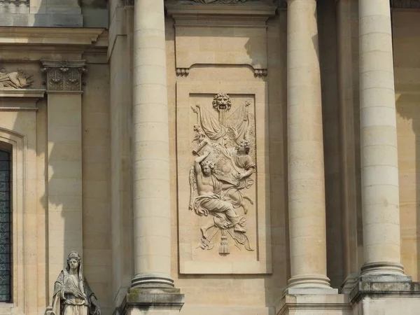 Cathédrale Saint-Louis et complexe muséal Les Invalides, Paris, France est le lieu de sépulture de nombreux héros de la guerre en France, voici aussi le tombeau de l'empereur Napoléon Bonaparte — Photo