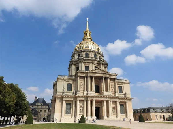 Igreja da Casa dos Deficientes - Complexo Les Invalides de museus e monumentos em Paris história militar da França. Túmulo de Napoleão Bonaparte  . — Fotografia de Stock