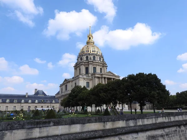 Kostel domu zdravotně postižených-Les Invalides komplex muzeí a památek v pařížských vojenských dějinách Francie. Napoleonova hrobka . — Stock fotografie
