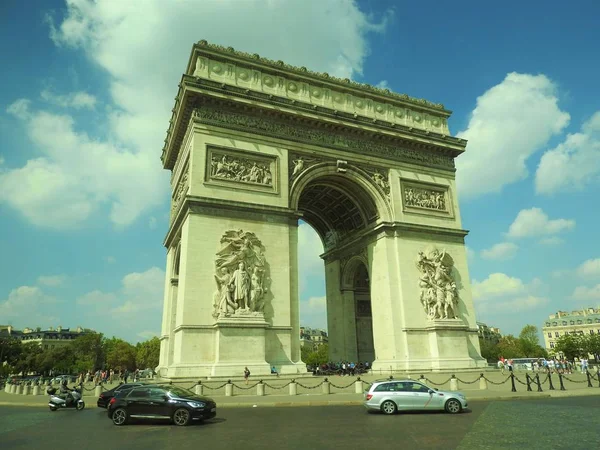 Arco di Trionfo, Champs-Elysées al tramonto a Parigi . — Foto Stock