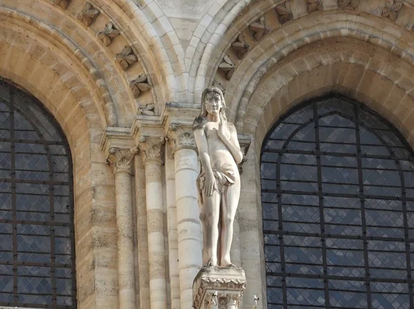 Paris, France Notre Dame Cathedral facade of the statue of the Saint. UNESCO world heritage — Stock Photo, Image