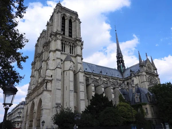 A fachada de Notre Dame contra o céu azul . — Fotografia de Stock