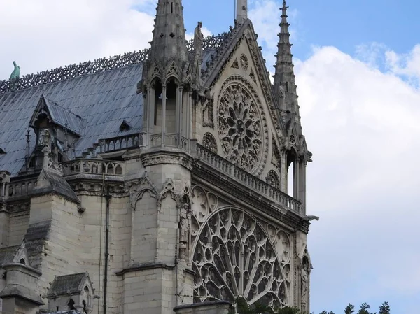 Die Fassade von Notre Dame gegen den blauen Himmel — Stockfoto
