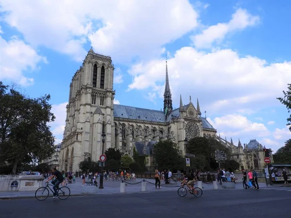 A homlokzata Notre-Dame, szemben a kék ég — Stock Fotó