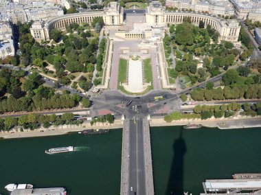 Eyfel Kulesi üstte Champ de Mars görünümü aşağı bakıyor güzel bir klasik mimari olarak tüm şehir görmek. Severler ve aile ziyaret etmek için romantik bir yer.