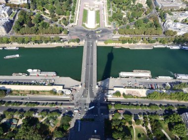 Eyfel Kulesi üstte Champ de Mars görünümü aşağı bakıyor güzel bir klasik mimari olarak tüm şehir görmek. Severler ve aile ziyaret etmek için romantik bir yer.