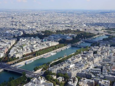 Eyfel Kulesi yüksekliğinden Paris şehir görünümü.