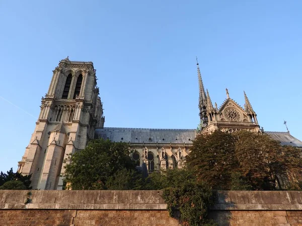 Notre Dame, a legszebb katedrális Párizsban. Kilátás a szajnából, Franciaországból. — Stock Fotó