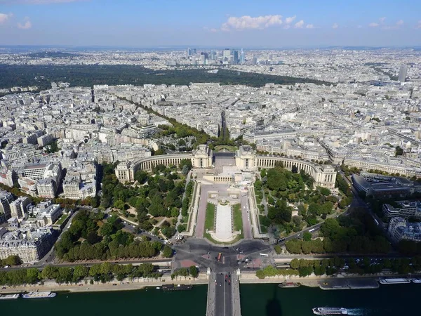 Champ de Mars view from top of eiffel tower looking down see the entire city as a beautiful classic architecture. A romantic place for lovers and family to visit. — Stock Photo, Image
