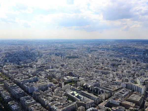 Uitzicht op de stad Parijs vanaf de hoogte van de Eiffel toren. — Stockfoto