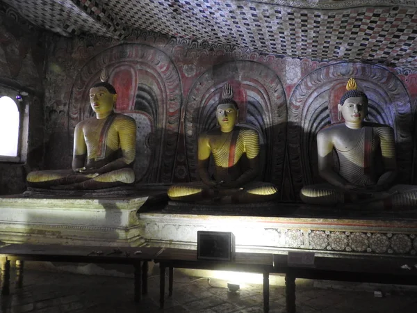 Le temple doré de Dambulla est un site du patrimoine mondial et compte un total de 153 statues de Bouddha, trois statues de rois sri-lankais et quatre statues de dieux et de déesses. — Photo