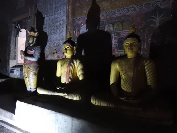 Le temple doré de Dambulla est un site du patrimoine mondial et compte un total de 153 statues de Bouddha, trois statues de rois sri-lankais et quatre statues de dieux et de déesses. — Photo