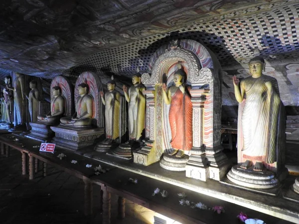 Le temple doré de Dambulla est un site du patrimoine mondial et compte un total de 153 statues de Bouddha, trois statues de rois sri-lankais et quatre statues de dieux et de déesses. — Photo