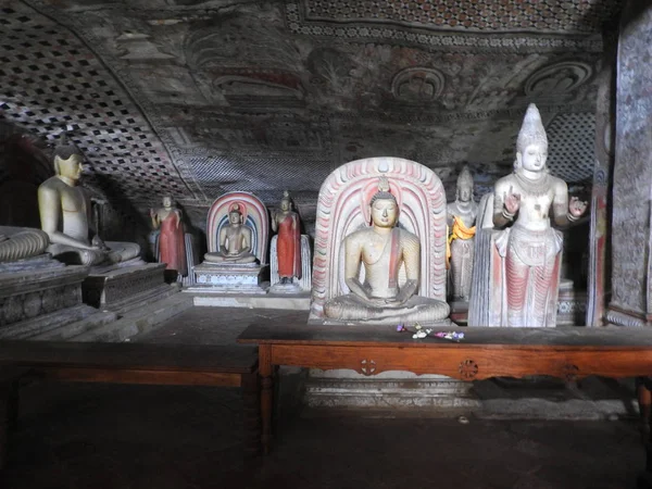 Le temple doré de Dambulla est un site du patrimoine mondial et compte un total de 153 statues de Bouddha, trois statues de rois sri-lankais et quatre statues de dieux et de déesses. — Photo