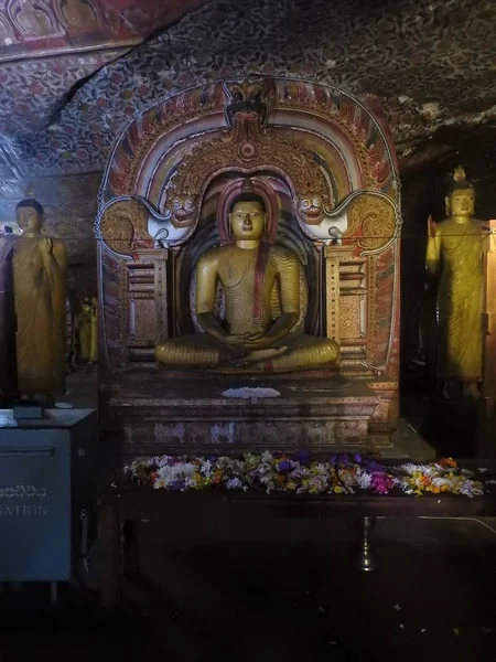 Le temple doré de Dambulla est un site du patrimoine mondial et compte un total de 153 statues de Bouddha, trois statues de rois sri-lankais et quatre statues de dieux et de déesses. — Photo