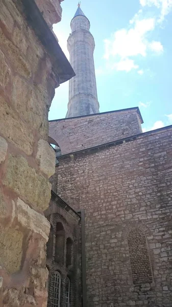 Santa Sofía domos y minaretes en el casco antiguo de Estambul, Turquía, al atardecer. — Foto de Stock